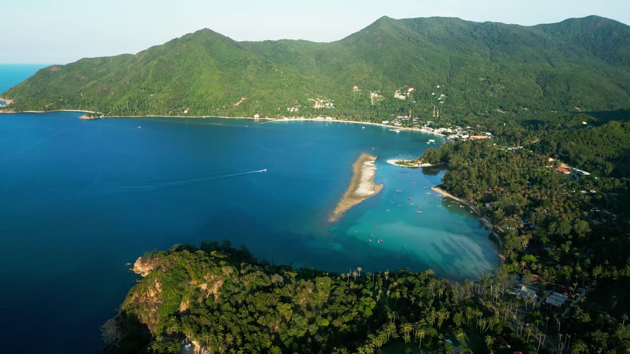 koh pham gan 태국 해변 여행 자연 순수한 만 열대 녹색 산, 빛 스카이 라인 배경