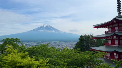 el monte fuji y la pagoda chureito filmados en el parque sengen a la luz del día