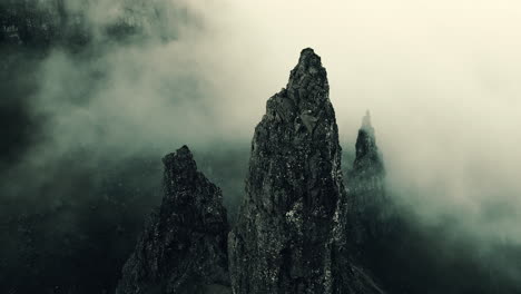 las cimas de las montañas brumosas