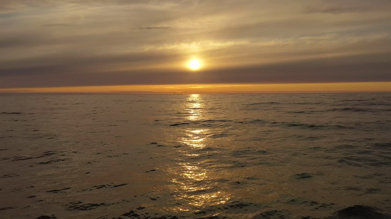 바다 위 의 아름다운 일몰 의 공중 사진. 노르웨이 의 로포텐 군도 의 해변.