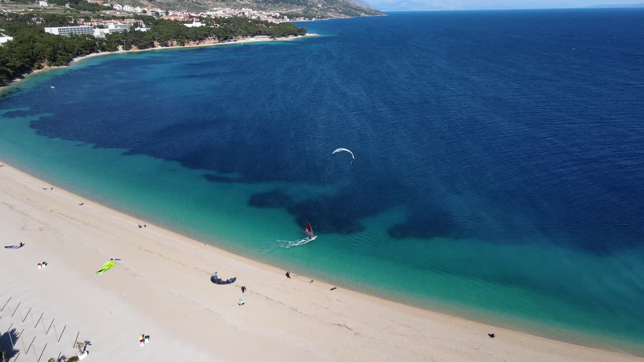 크로아티아의 골든 혼 해변에서 서핑을 하는 일부 패러글라이더