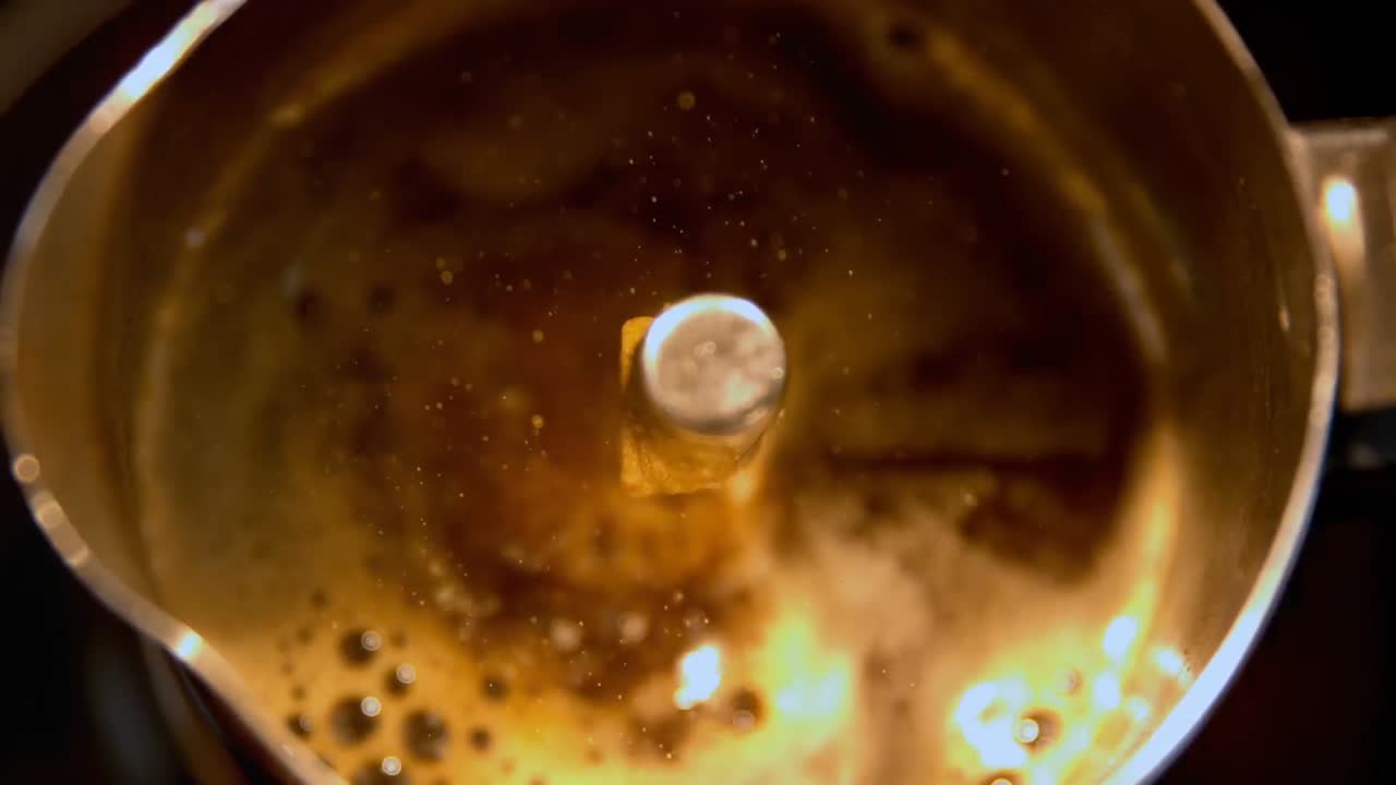 Kopi mengepul dalam french press 4k