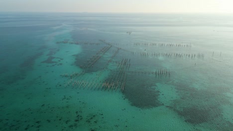 Luftaufnahme-Von-Hölzernen-Angelruten-Im-Celebes-Meer,-Wo-Einheimische-Fische-Fangen