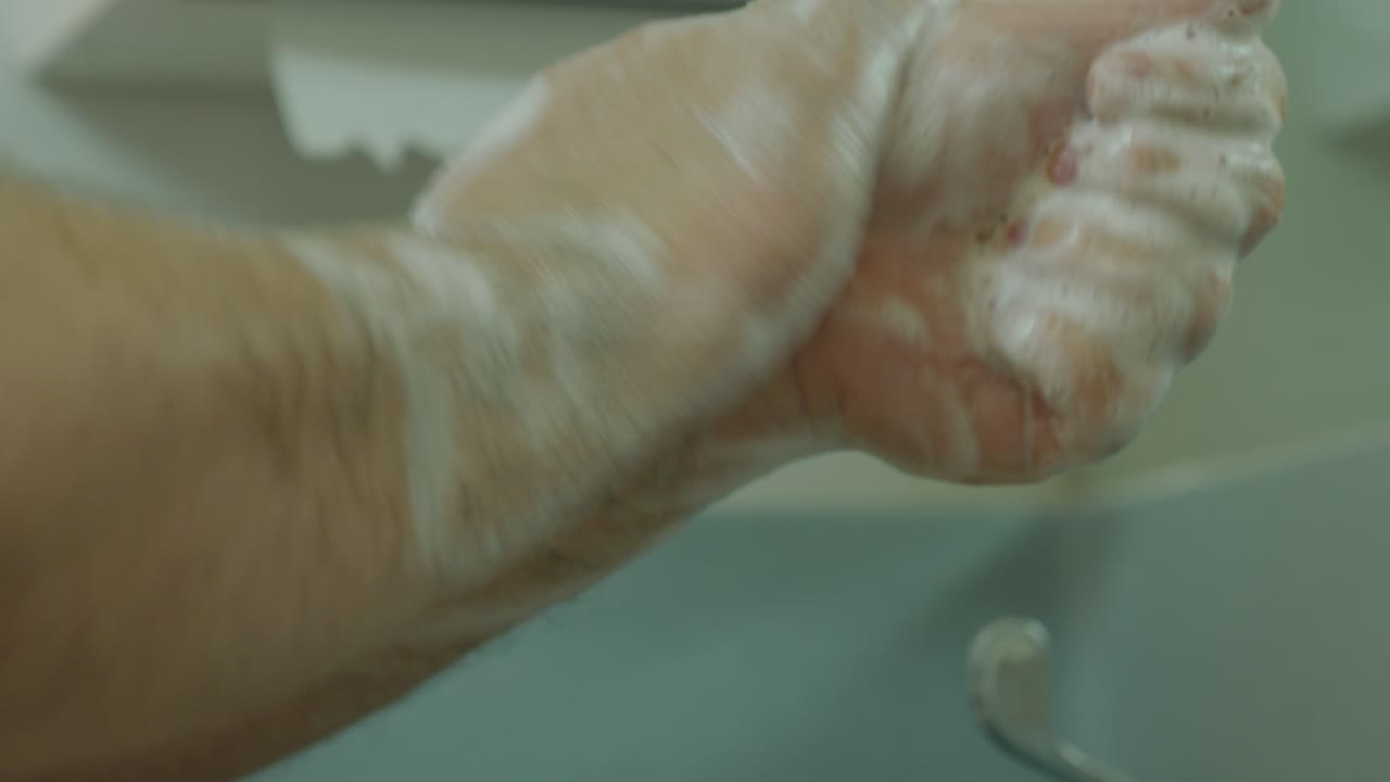 코로나 바이러스 전염병 예방 비누로 손을 씻으십시오 따뜻한 물로 손가락을 문지르십시오