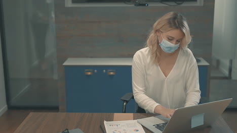 Young-Business-Women-With-Face-Mask-Do-Elbow-Bump-And-Discuss-Work-In-The-Office