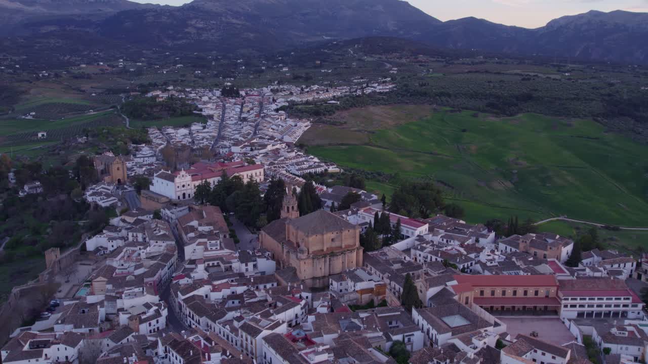 El icónico puente y cañón de Ronda al atardecer en España