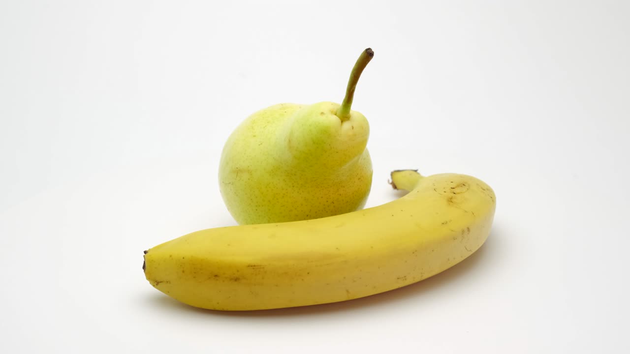 pera amarilla y plátano 4k 3840 x 2160 bucle giratorio con capacidad de rotación de 360 grados