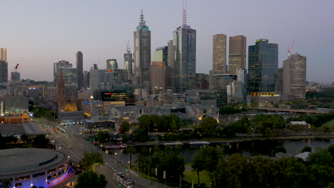 enfoque aéreo de melbourne cbd al atardecer con fed square y el río yarra en primer plano