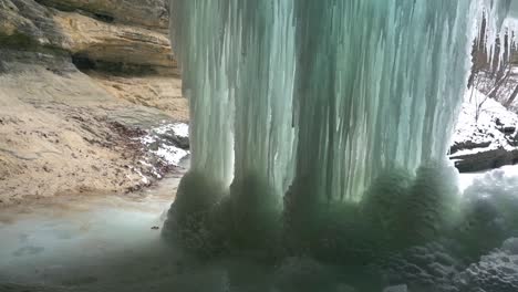 Una-Vista-De-La-Cascada-Congelada-En-El-Cañón-Lasalle-En-El-Parque-Estatal-Starved-Rock-En-Illinois