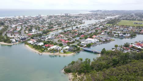vista aérea de la ciudad de palm beach cerca de tallebudgera creek - parque de conservación tallebudgera creek en gold coast, qld, australia