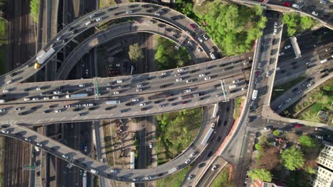 Increíble-Toma-Cenital-Del-Loco-Tráfico-De-Nueva-York