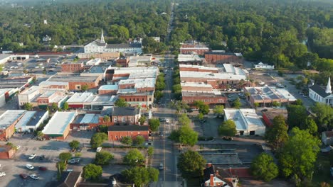 Toma-Aérea-De-Establecimiento-De-Anytown-America-Durante-La-Hora-Dorada