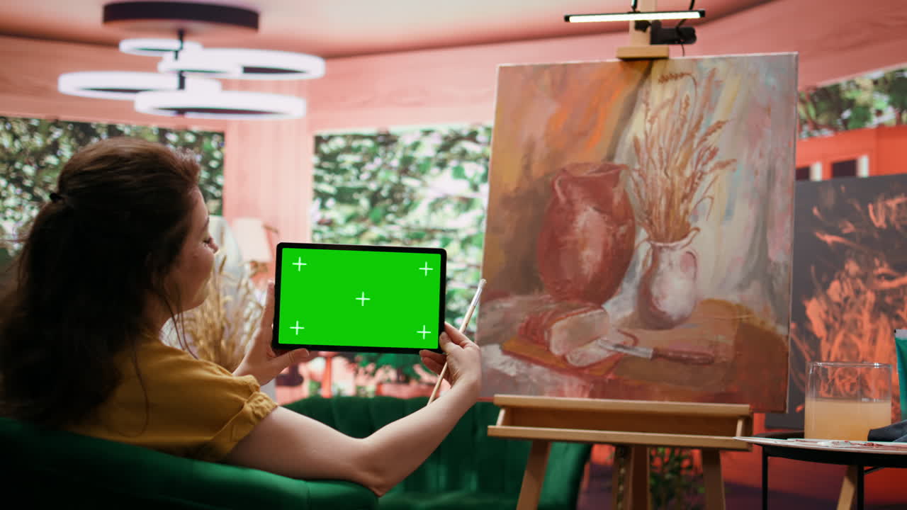 Kunstner som maler stilleben med digitalt nettbrett