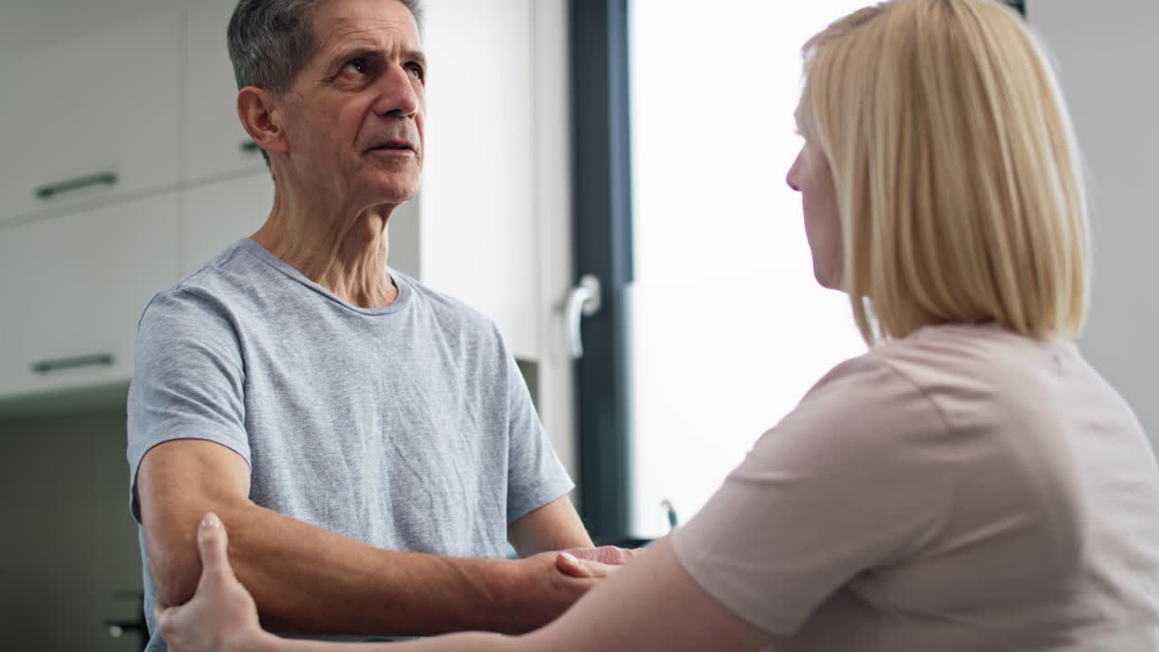 fisioterapeuta femenina trabajando con un hombre mayor.