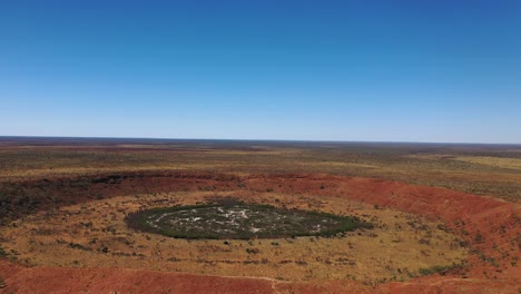 Drone-footage-of-Wolfe-Creek-Crater,-Tanami-Desert,-Western-Australia