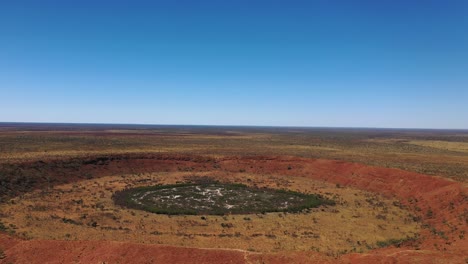 imágenes de drones del cráter wolfe creek, desierto de tanami, australia occidental