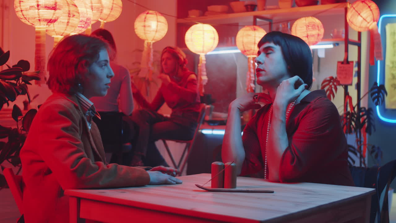 중국 식당에서 여자친구와 채팅하는 트랜스젠더 남성