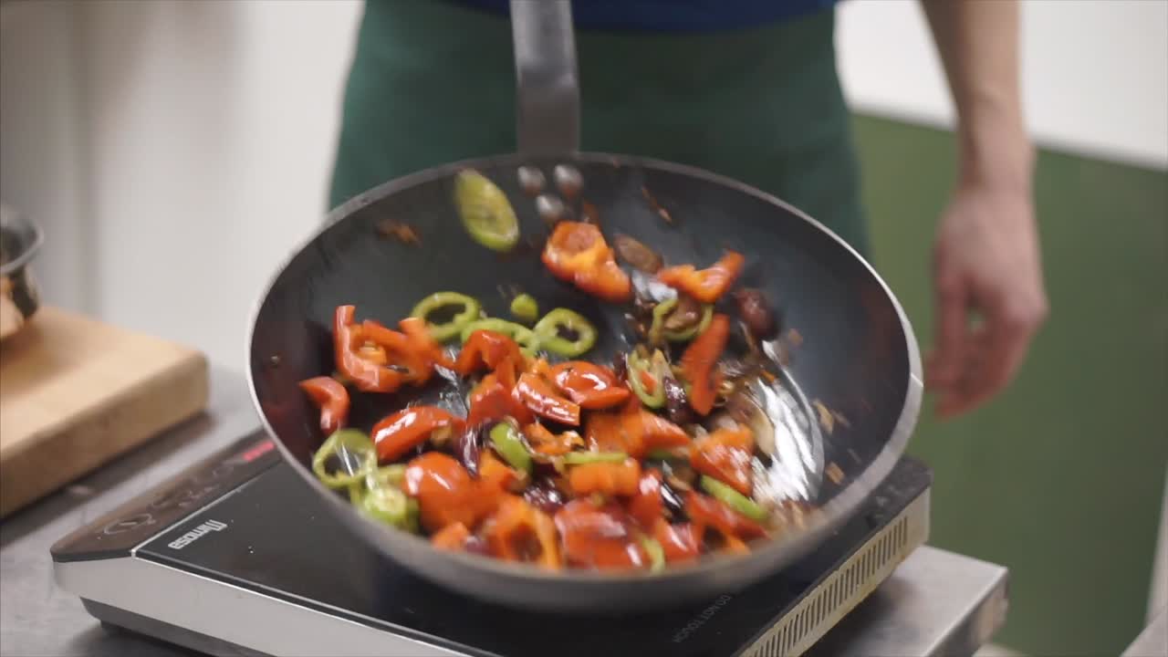 freír verduras en un wok