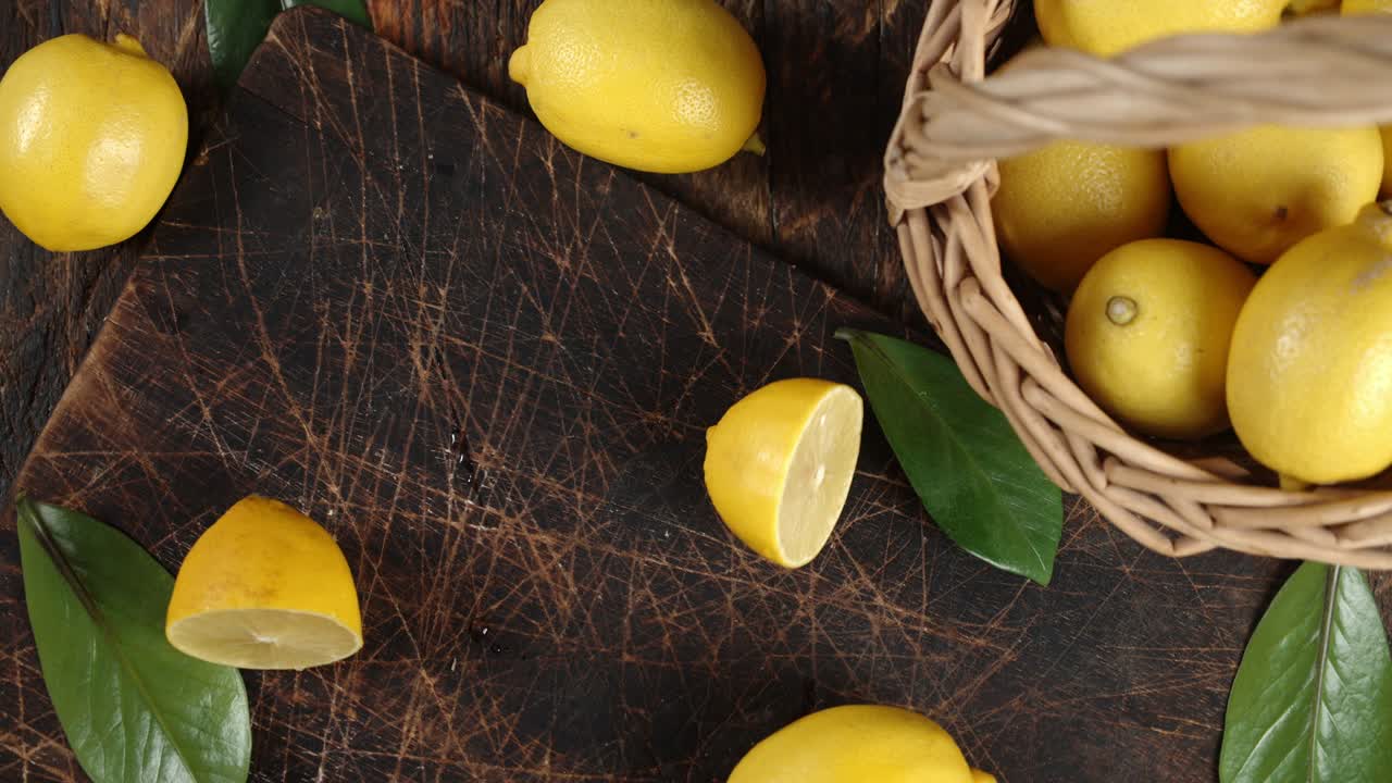 las manos de los hombres cortan el limón en dos mitades.