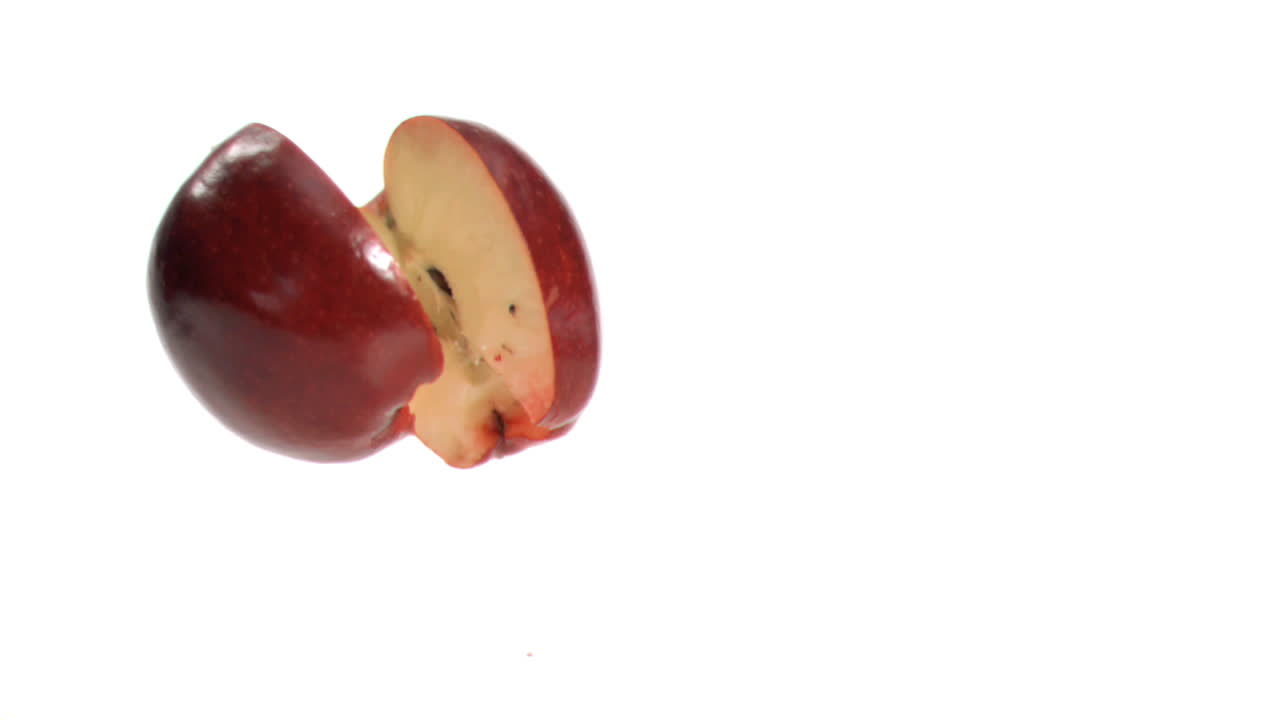 Æble falder ned i super slow motion