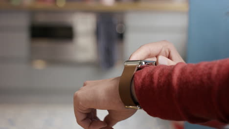 primer plano de una mujer usando un reloj inteligente en casa