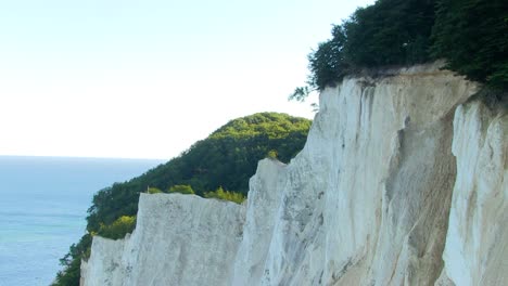 Die-Kamera-Bewegt-Sich-Vom-Atemberaubenden-Blauen-Und-Grünen-Ozean-Auf-Die-Weißen-Klippen-Dänemarks-Im-Naturschutzgebiet-Mons-Klint