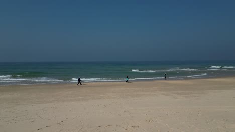 4k-Isolierte-Luftaufnahme-Von-Oben-Auf-Einen-Leeren-Strand-Mit-Ein-Paar-Leuten---Bat-Yam-Israel