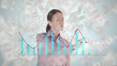 mujer de negocios dibujando un gráfico combinado en una pantalla de vidrio con billetes en movimiento