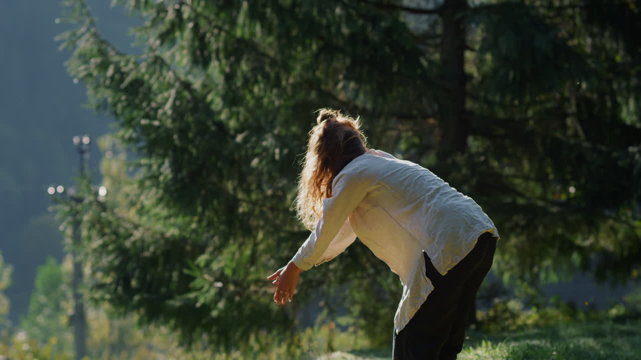 야외에서 요가를 연습하는 젊은 여성