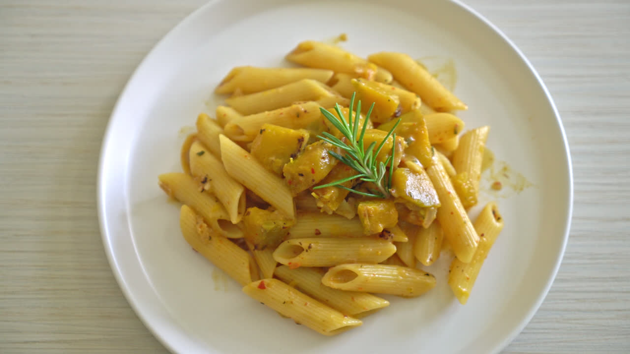 pasta penne de calabaza salsa alfredo - estilo de comida vegana y vegetariana