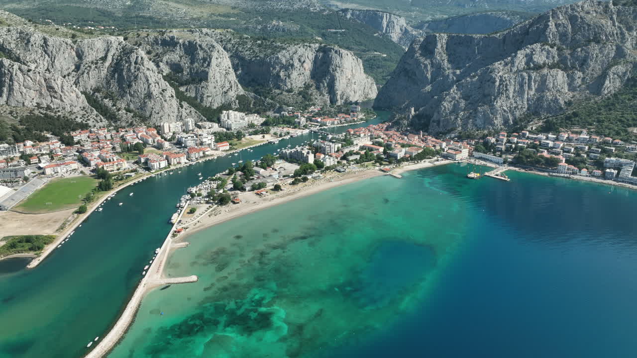 크로아티아의 오미스 마을과 산의 공중 전망