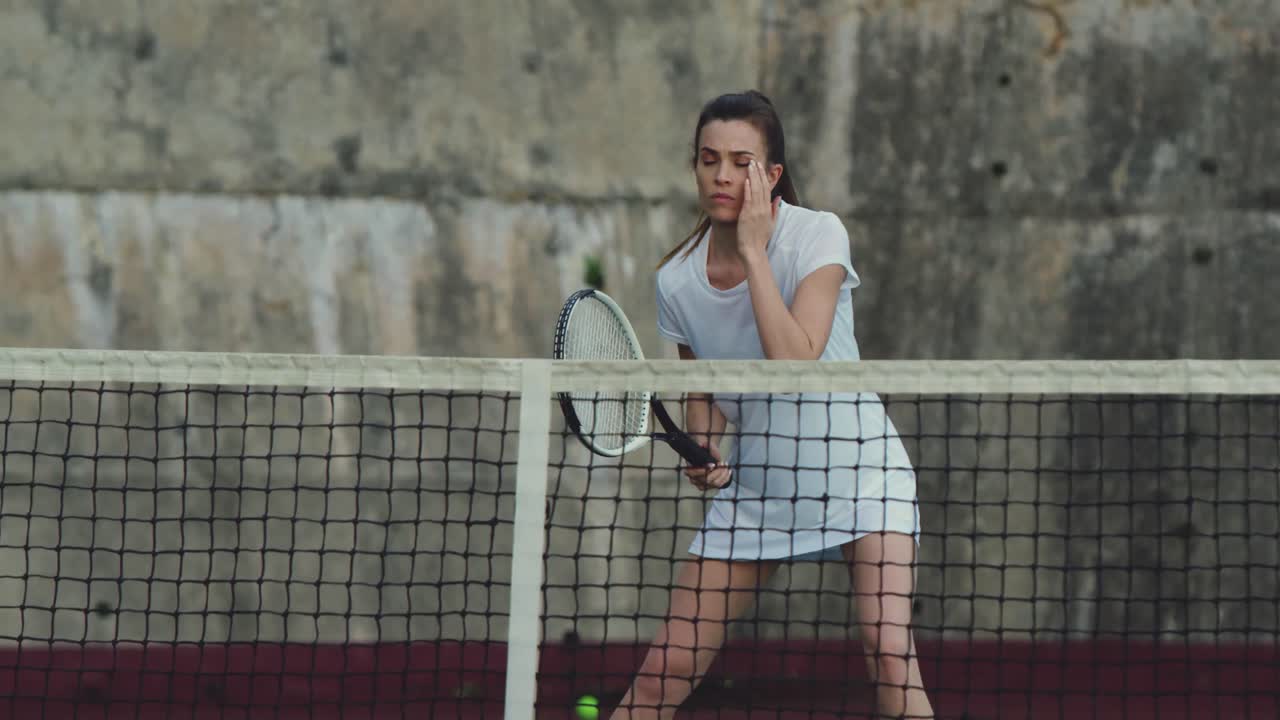 여자 는 코트 에서 테니스 를 하고 있다