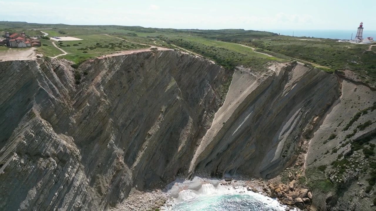 Riprese aeree con drone di Cabo Espichel, Portogallo: scogliere atlantiche spettacolari, costa frastagliata e vasto paesaggio oceanico sotto luce naturale. Ideale per progetti di viaggio e natura.