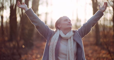 concepto de smog mujer joven respirando aire fresco en el bosque 3