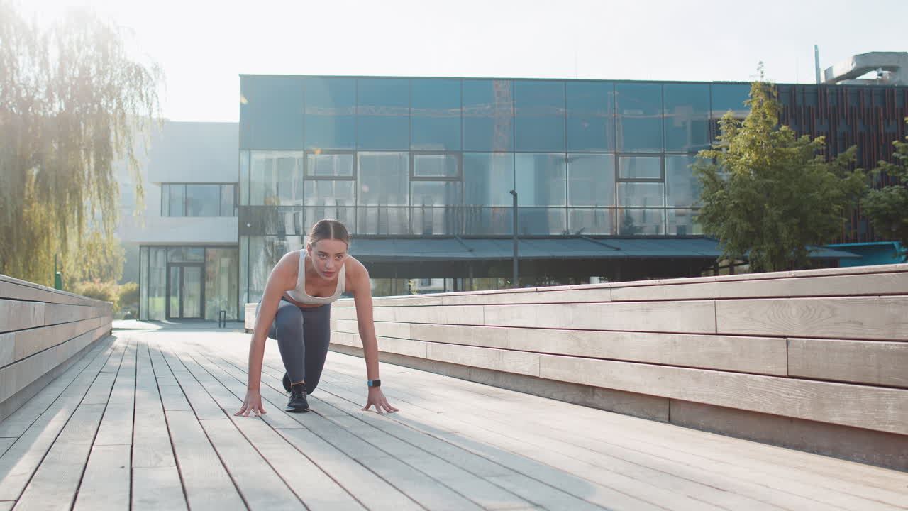 atleta en forma, deportista motivada, corredora, mujer entrenando, preparándose para correr una carrera de maratón en el parque de la ciudad