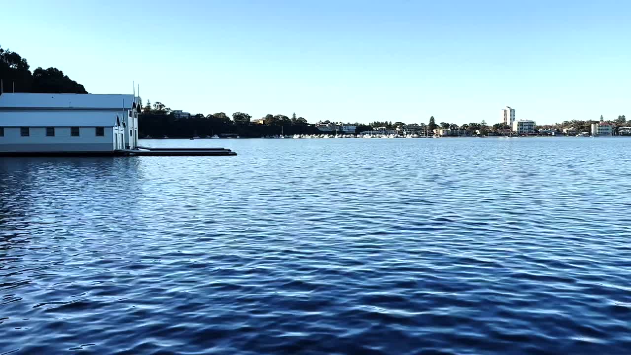 Ampia inquadratura di una rimessa per barche sul fiume Swan a Peppermint Grove, Perth, Australia Occidentale
