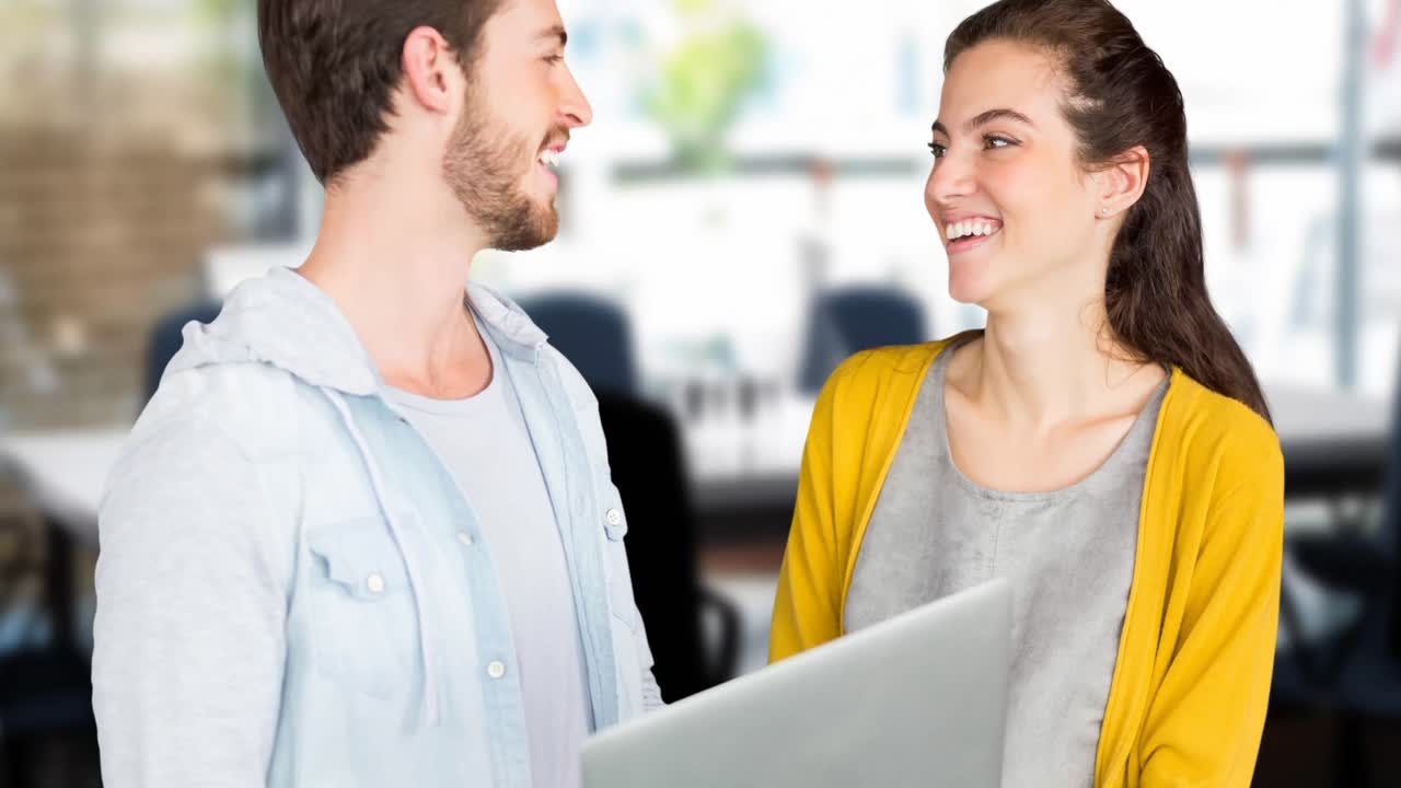 animación de personas de negocios diversas sonriendo usando computadora portátil en la oficina