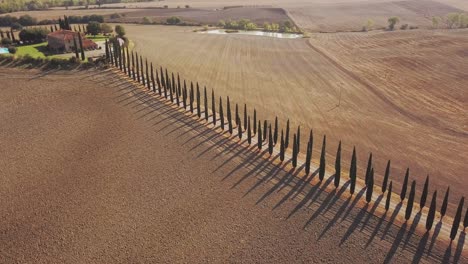 Dron-De-Rotación-Lenta-Sobre-Villa-Toscana-Con-Cipreses-Típicos-En-El-Camino-De-Entrada-En-4k