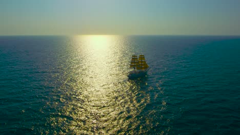 un hermoso barco pequeño en el mar con silueta