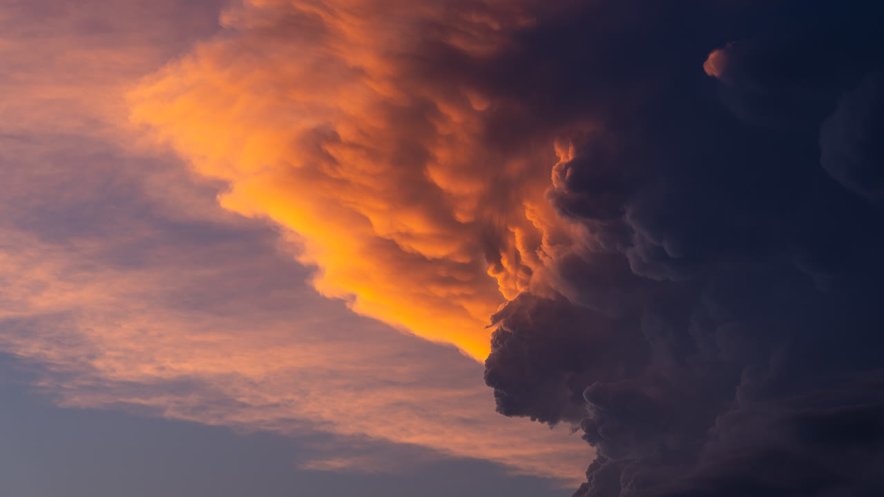 극적인 일몰 구름 풍경