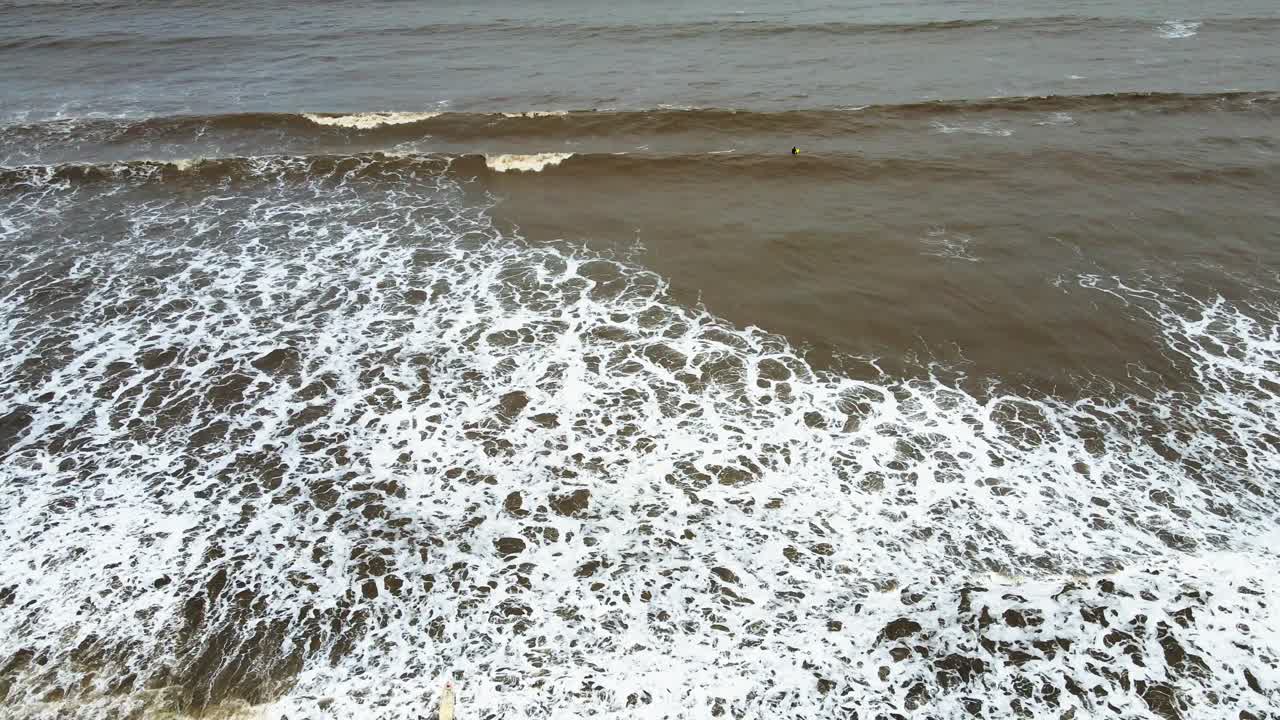 playa en la playa de vasi rajodi surfear en las olas timelaps india mumbai maharashtra deportes acuáticos tiro de drones vista de pájaro