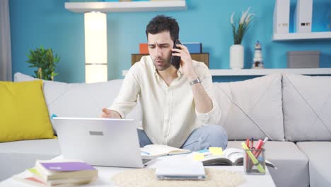 hombre discutiendo el trabajo con un colega de casa.