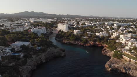 Antena:-Hermosa-Ciudad-Mediterránea-Con-Hermosa-Bahía-En-Mallorca,-España