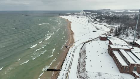 Blick-Nach-Norden-Entlang-Der-Küste-Des-Lake-Michigan-Während-Eines-Eiskalten-Sturms