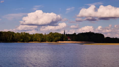 iglesia evangélica luterana en koknese, letonia vista desde el río daugava en un día de verano