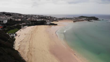 Disparo-De-Pedestal-De-Descenso-Aéreo-De-La-Playa-De-Porthminster-Y-Del-Puerto-De-St-Ives,-Cornualles,-Inglaterra