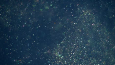 burbujas transparentes sin costuras que giran y giran al azar en el aire sobre un fondo cósmico oscuro.
