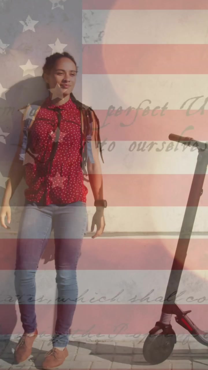 Animation av amerikanska flaggan och slogan över kvinna som står med elsparkcykel