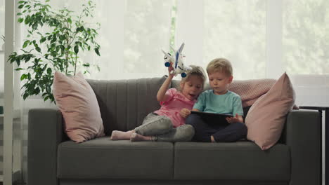 hermana se molesta con juguete hermano viendo videos en la tableta