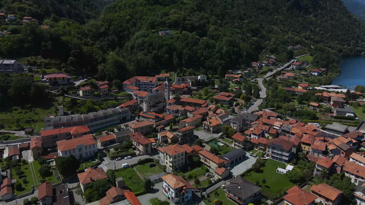 İtalya, Piyemonte bölgesindeki Orta Gölü'ne bakan Pella kasabası, havadan genel görünüm.